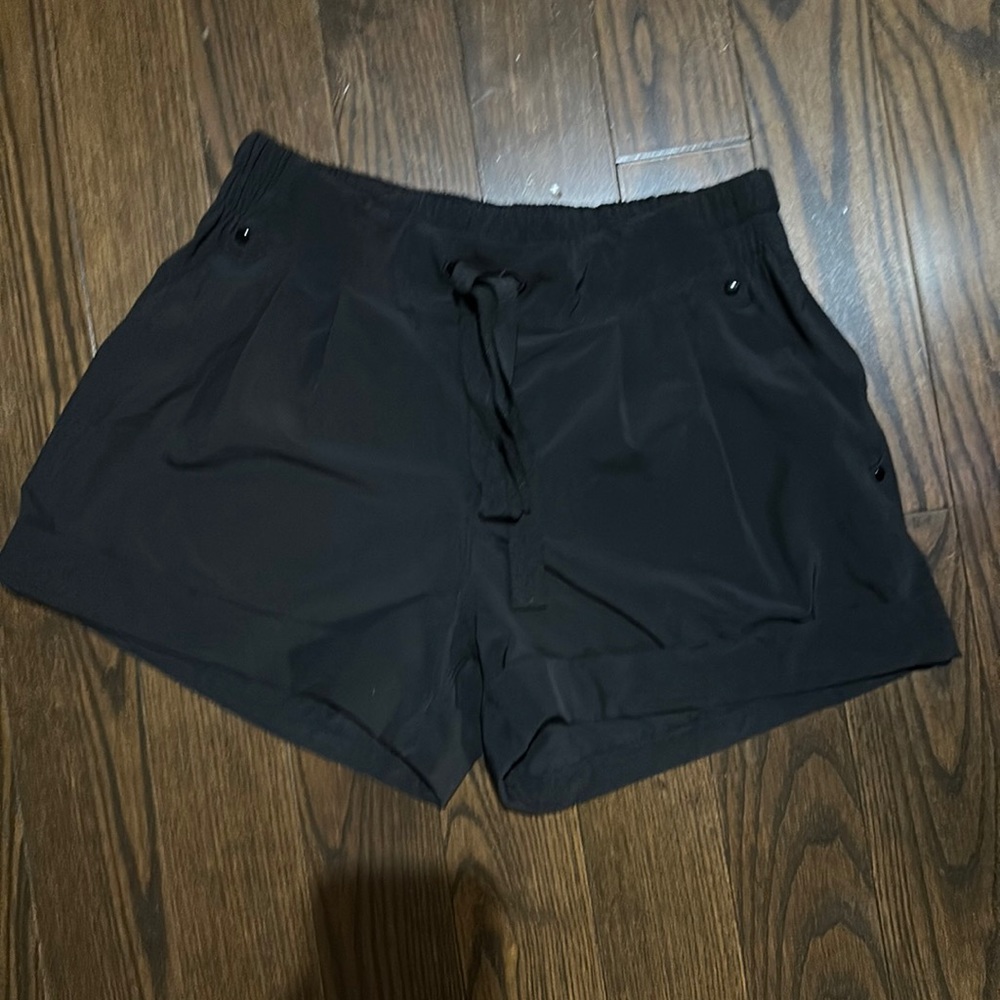 Lululemon size 6 short with pocket